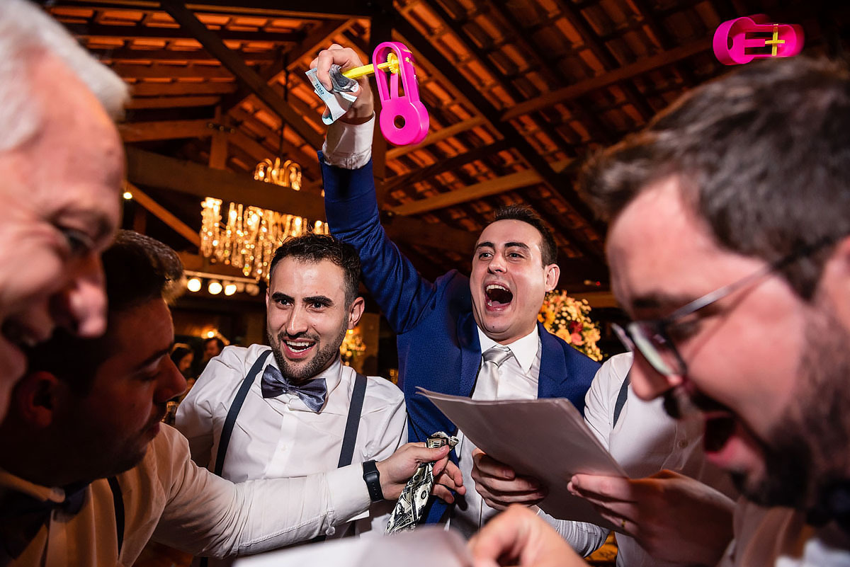 noivo vendendo gravata