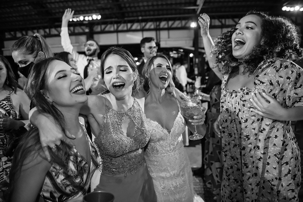 noiva cantando com amigas