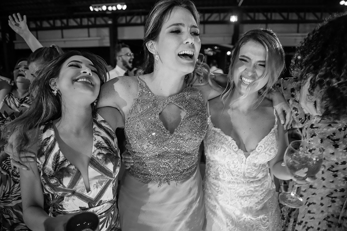 noiva e amigas dançando