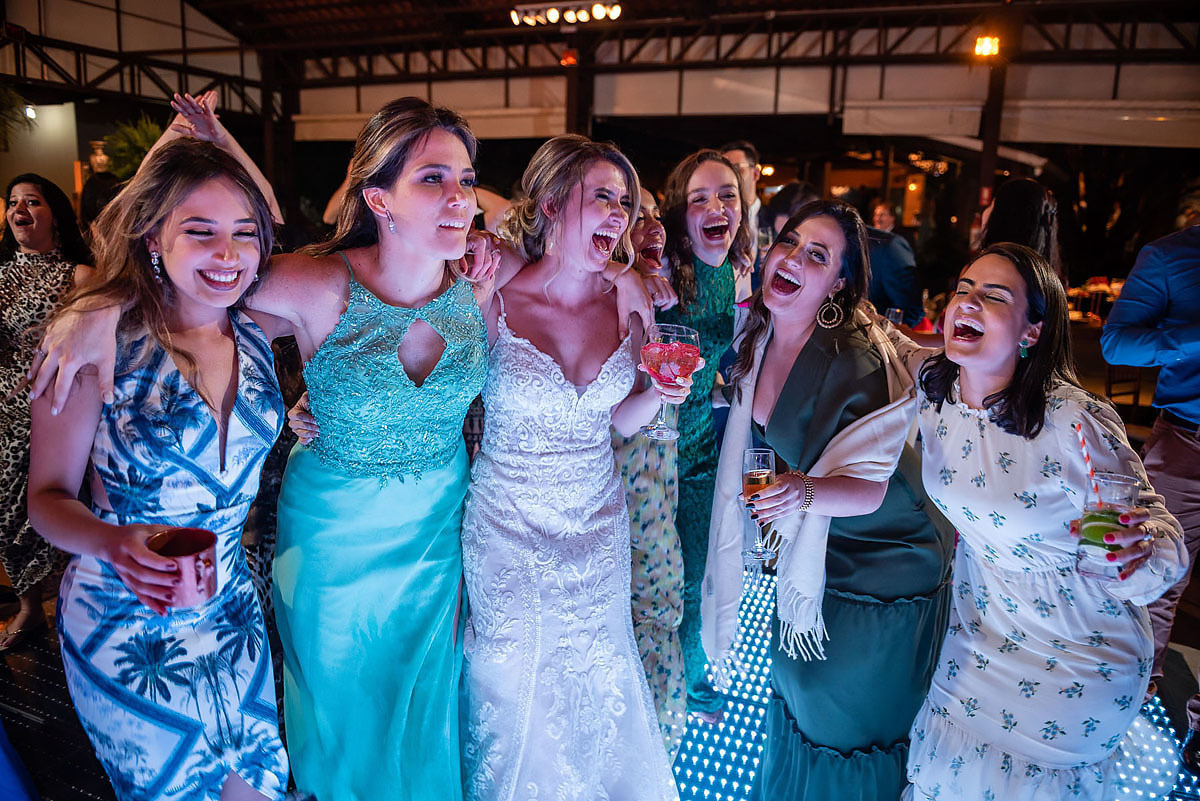 noiva e amigas na pista de dança