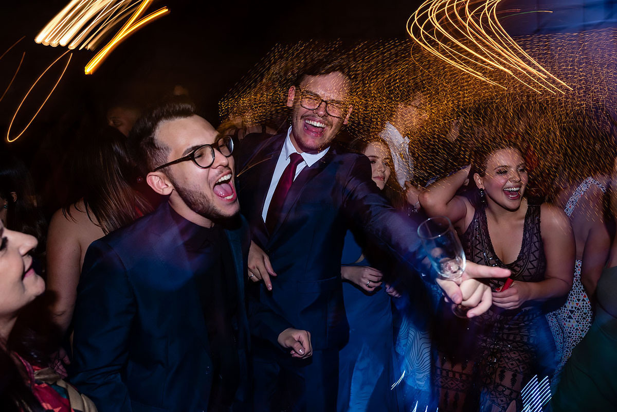 amigos na pista de dança