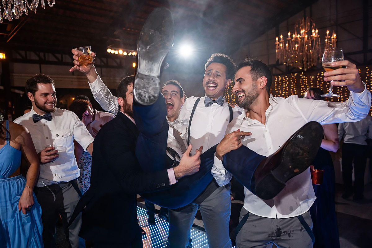 amigos carregam o noivo