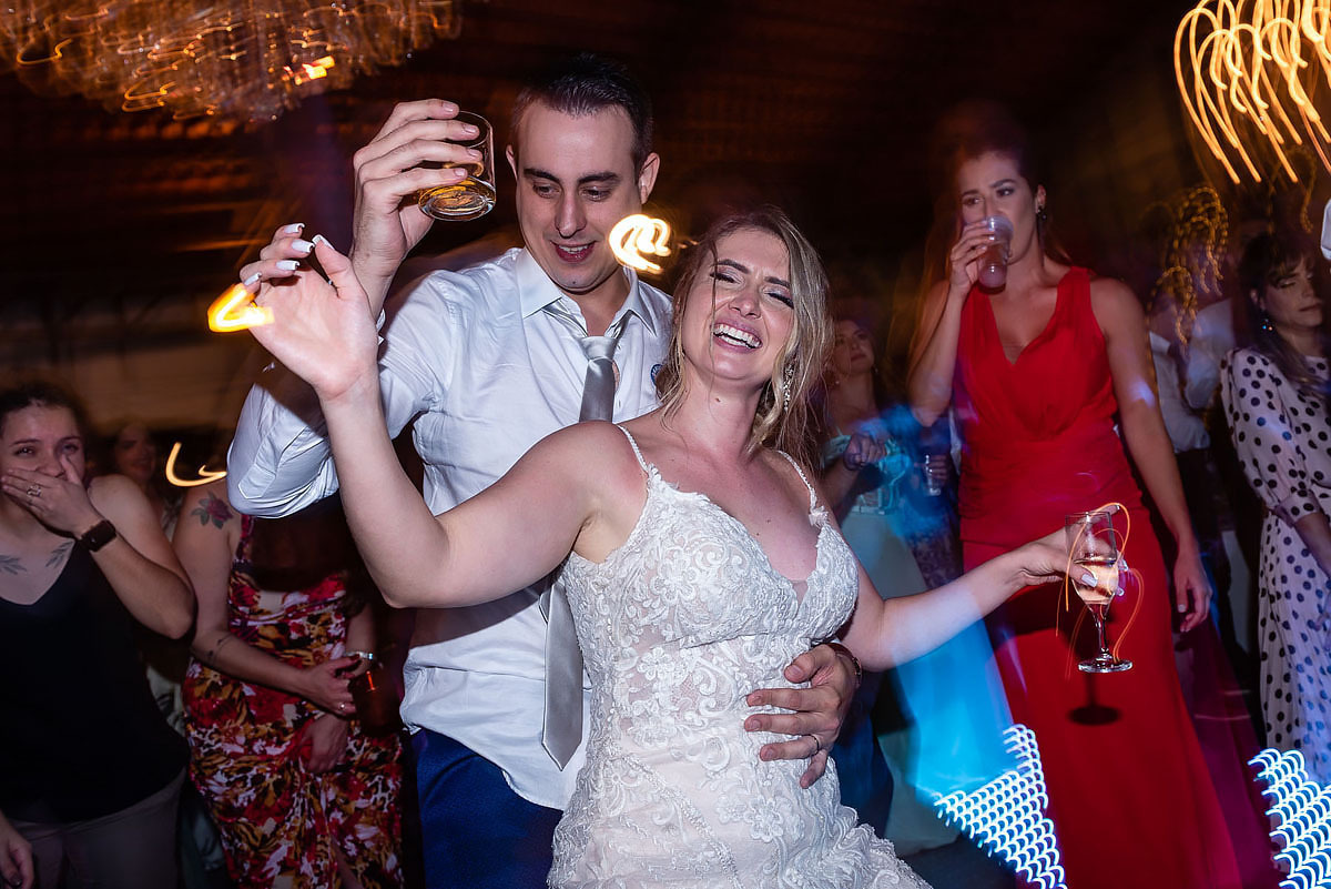 noivos na pista de dança