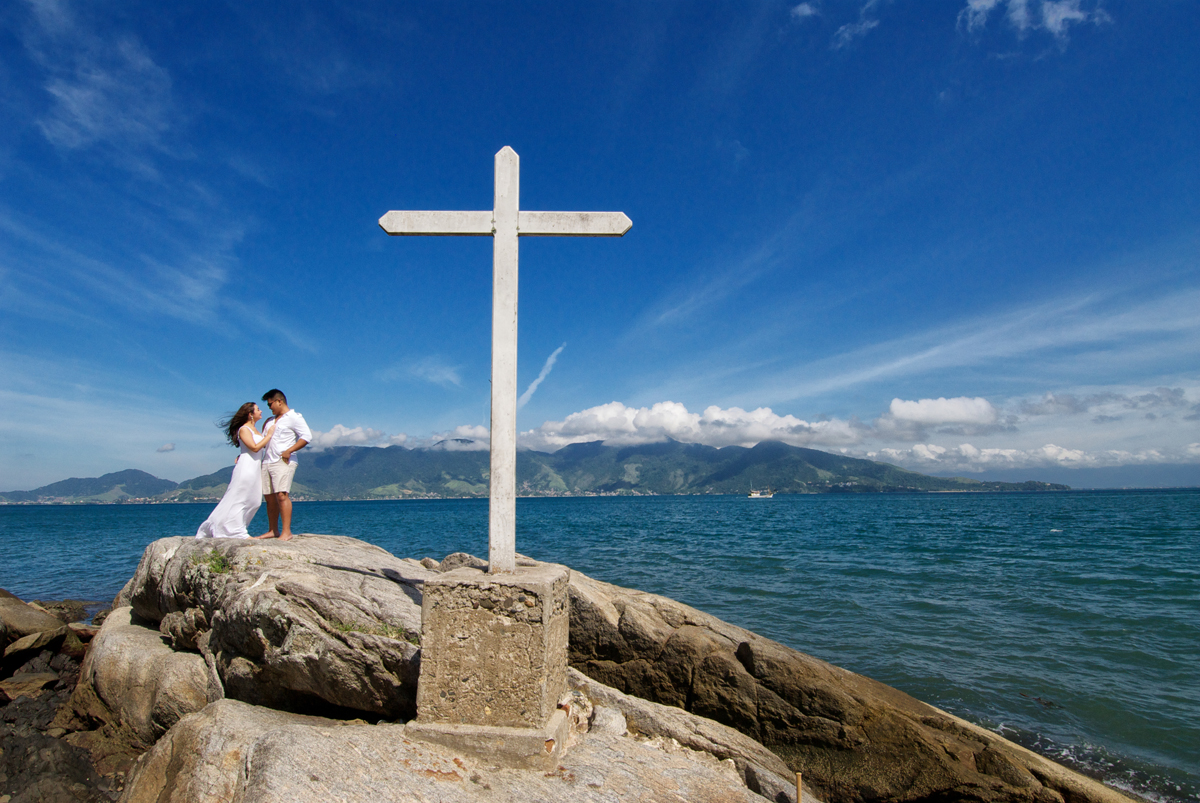 Noivos se olham beira mar