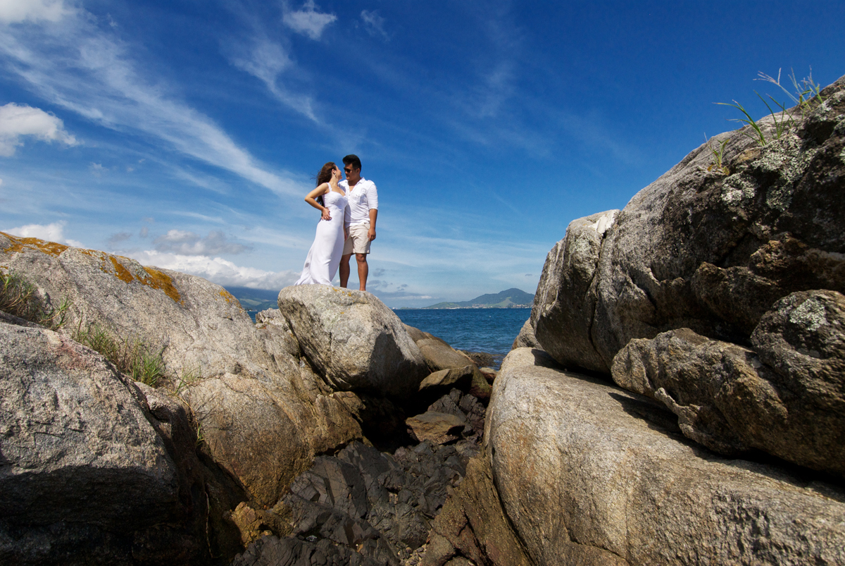 noivos se beijando sobre a rocha