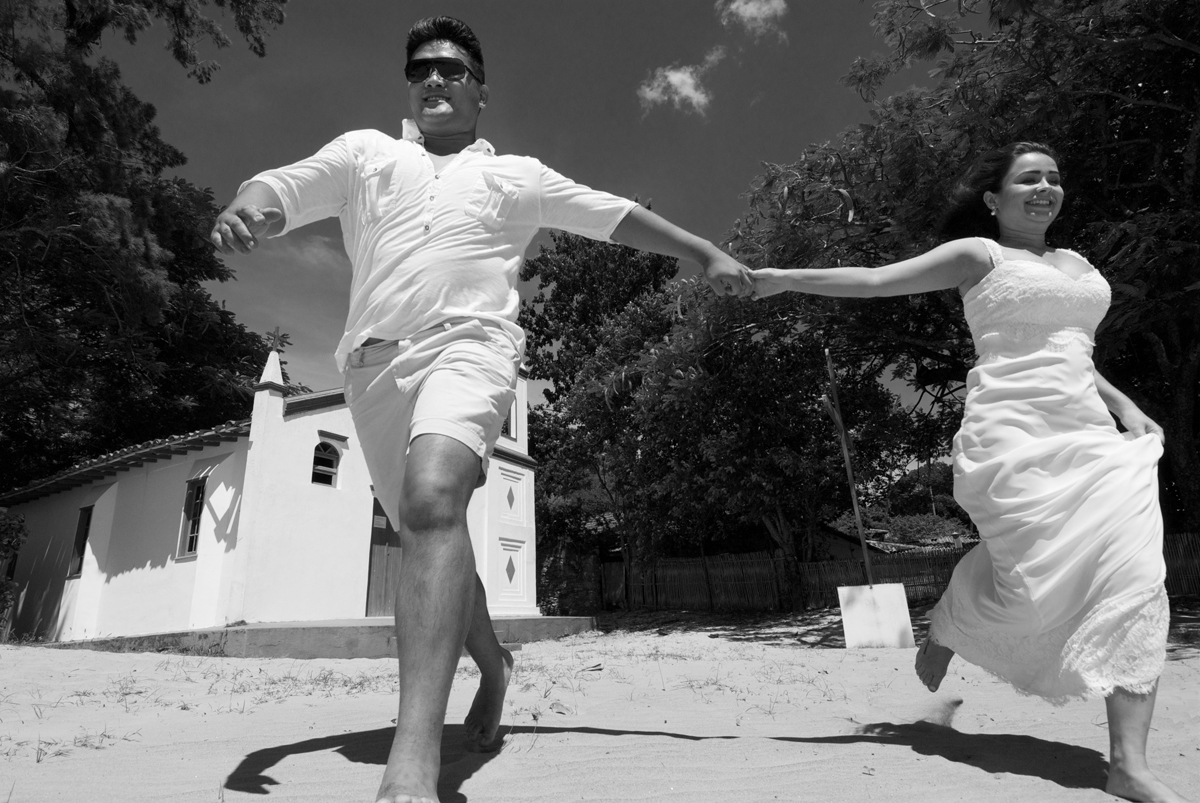 Noivos correm na praia