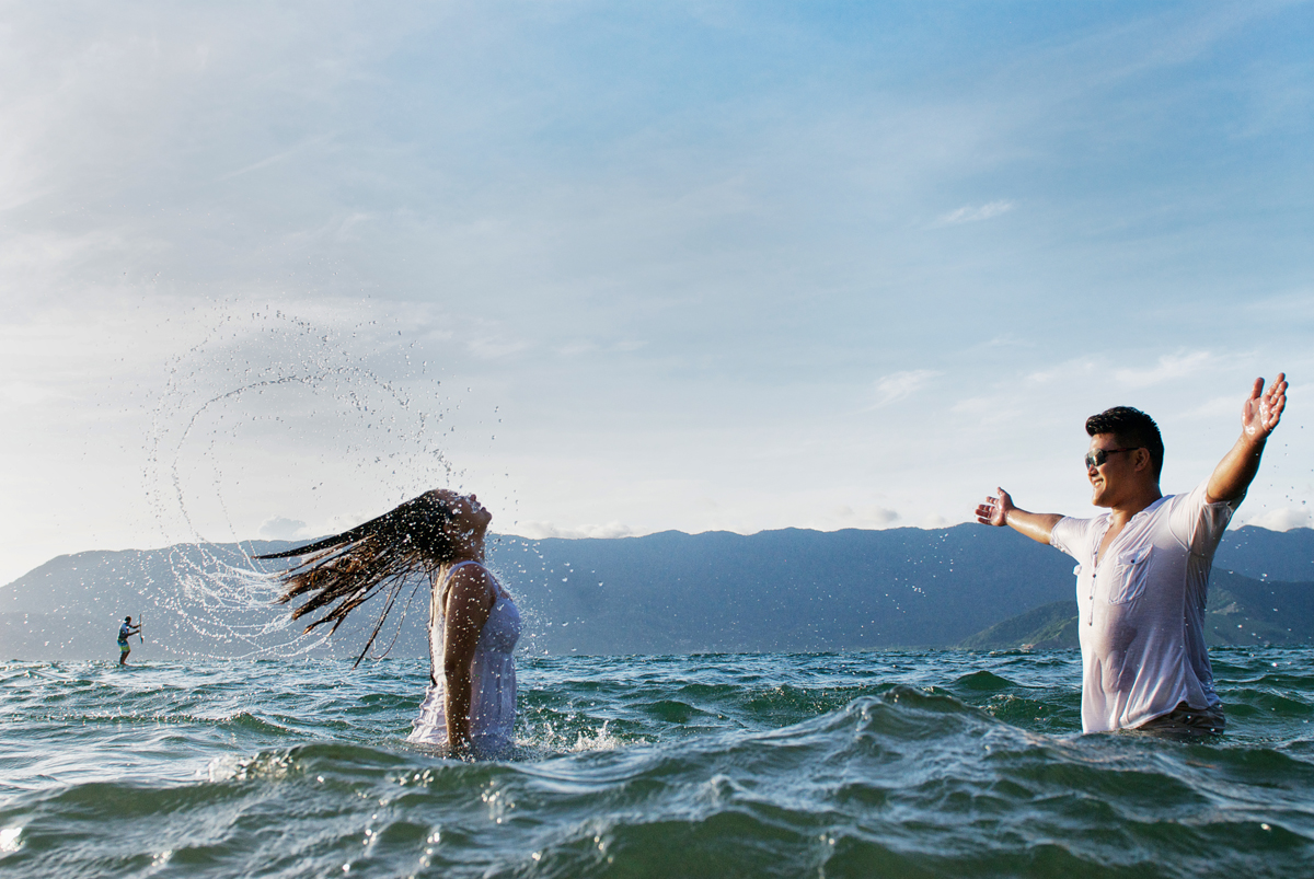 descontração dos noivos na agua