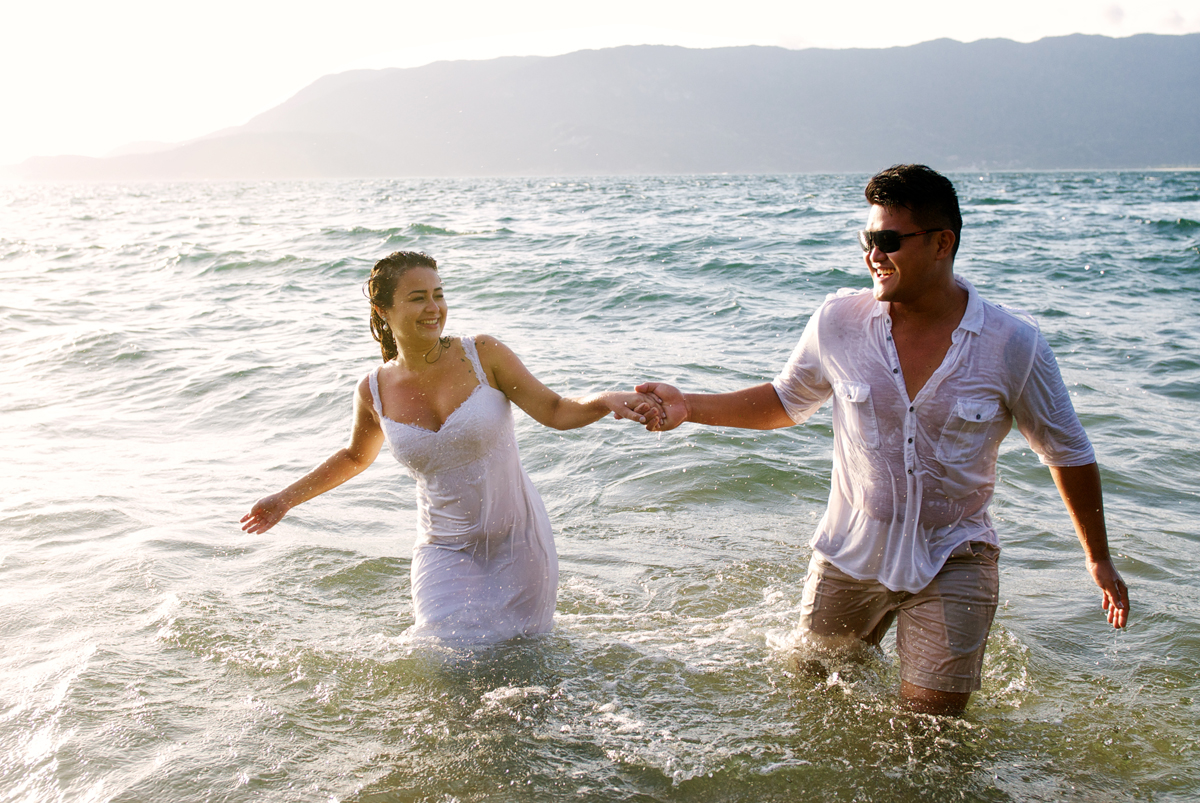 noivos encharcados na praia