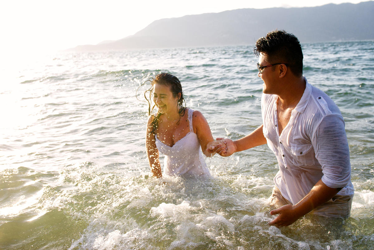 noivo joga agua no rosto da noiva
