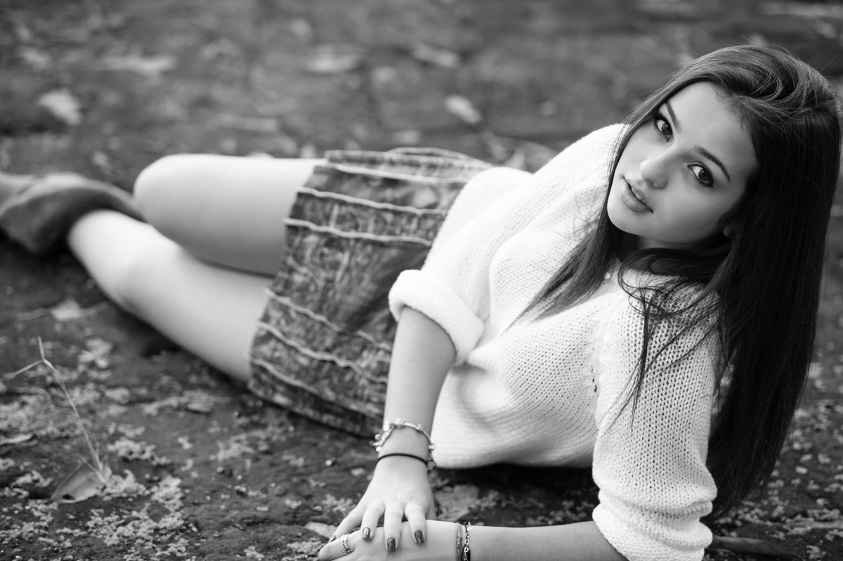 debutante deitada no chão