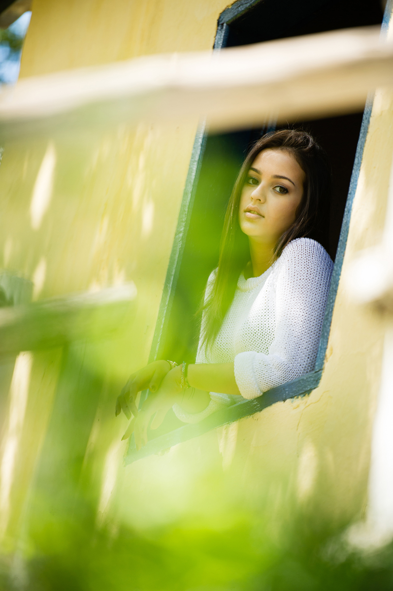debutante pousa para foto na janela