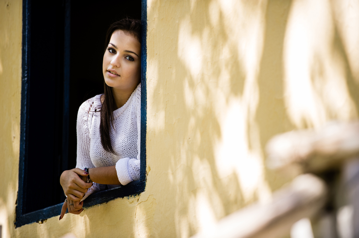 foto de debutante na janela da fazenda