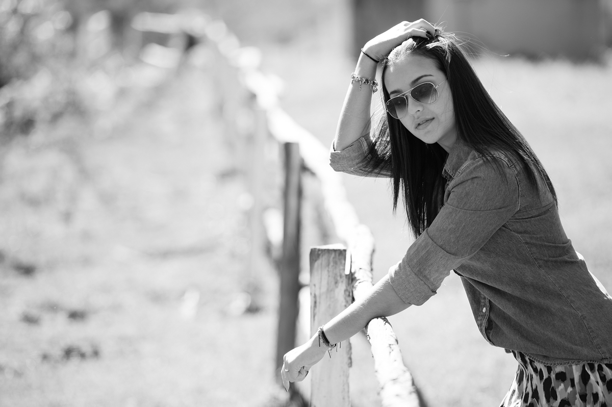 debutante admira os cavalos