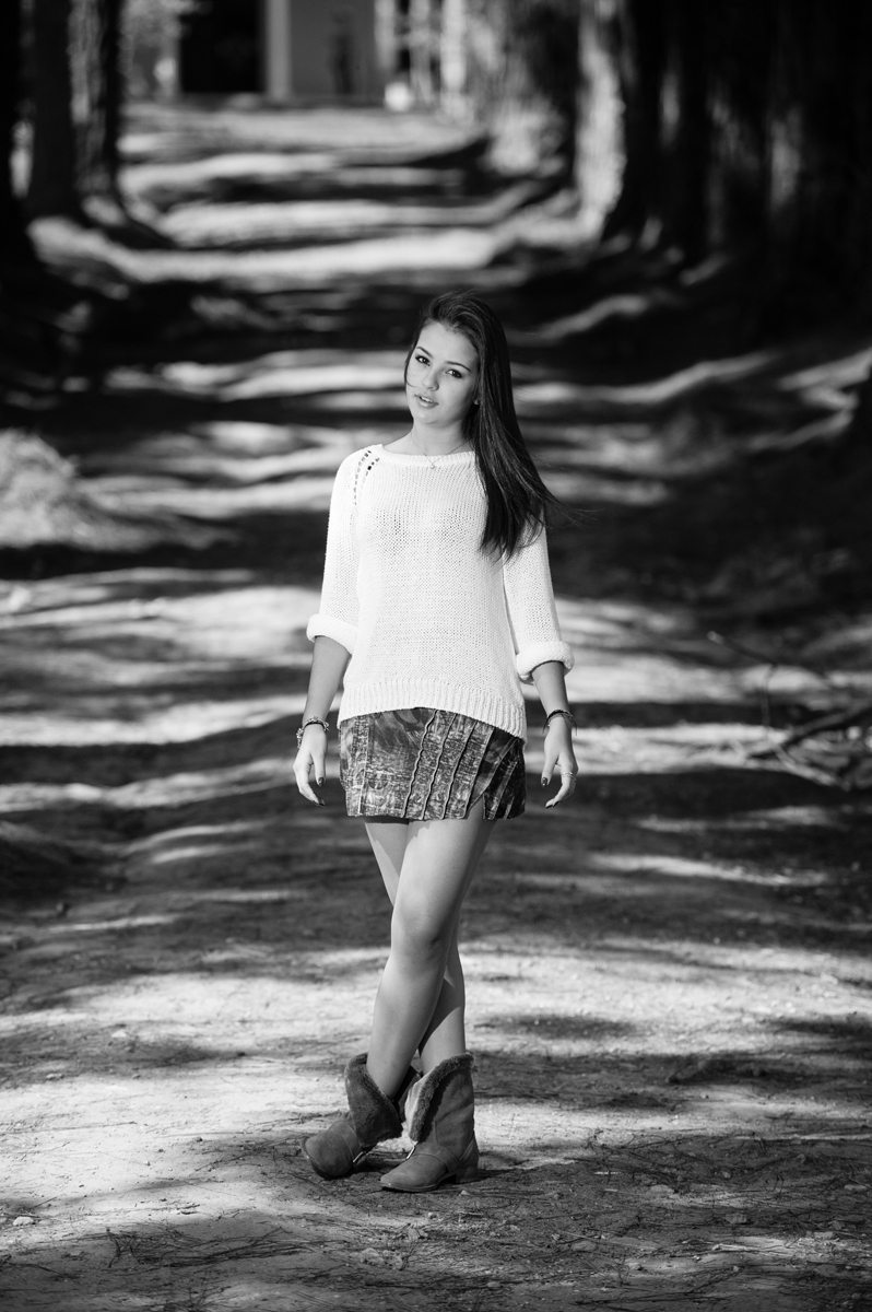 jovem caminha sobre estrada