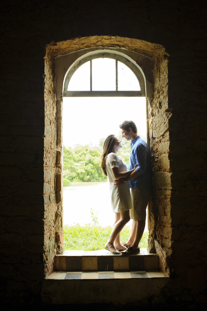 Noivos em casa abandonada