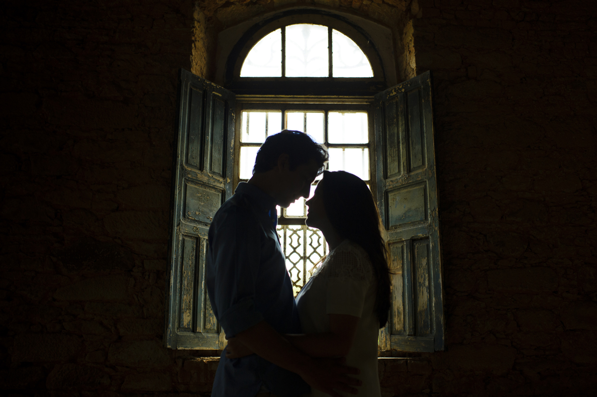 silhueta dos noivos frente a janela