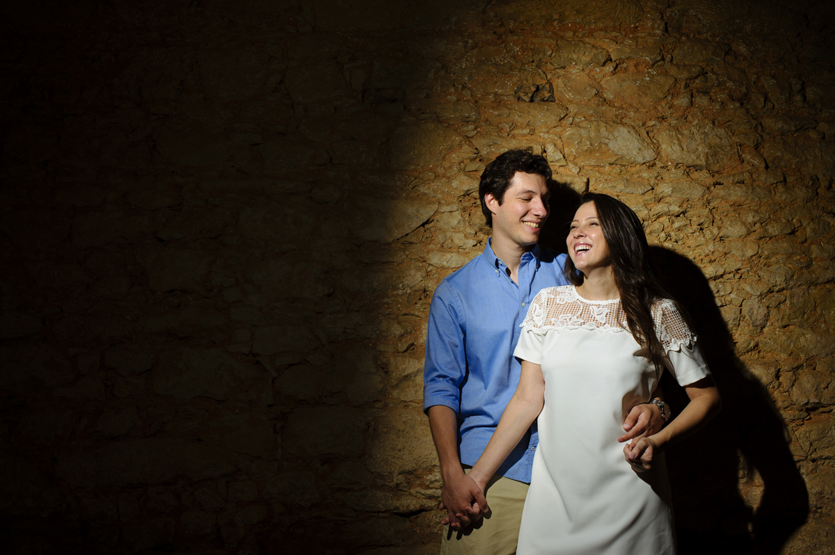 descontração do casal no muro