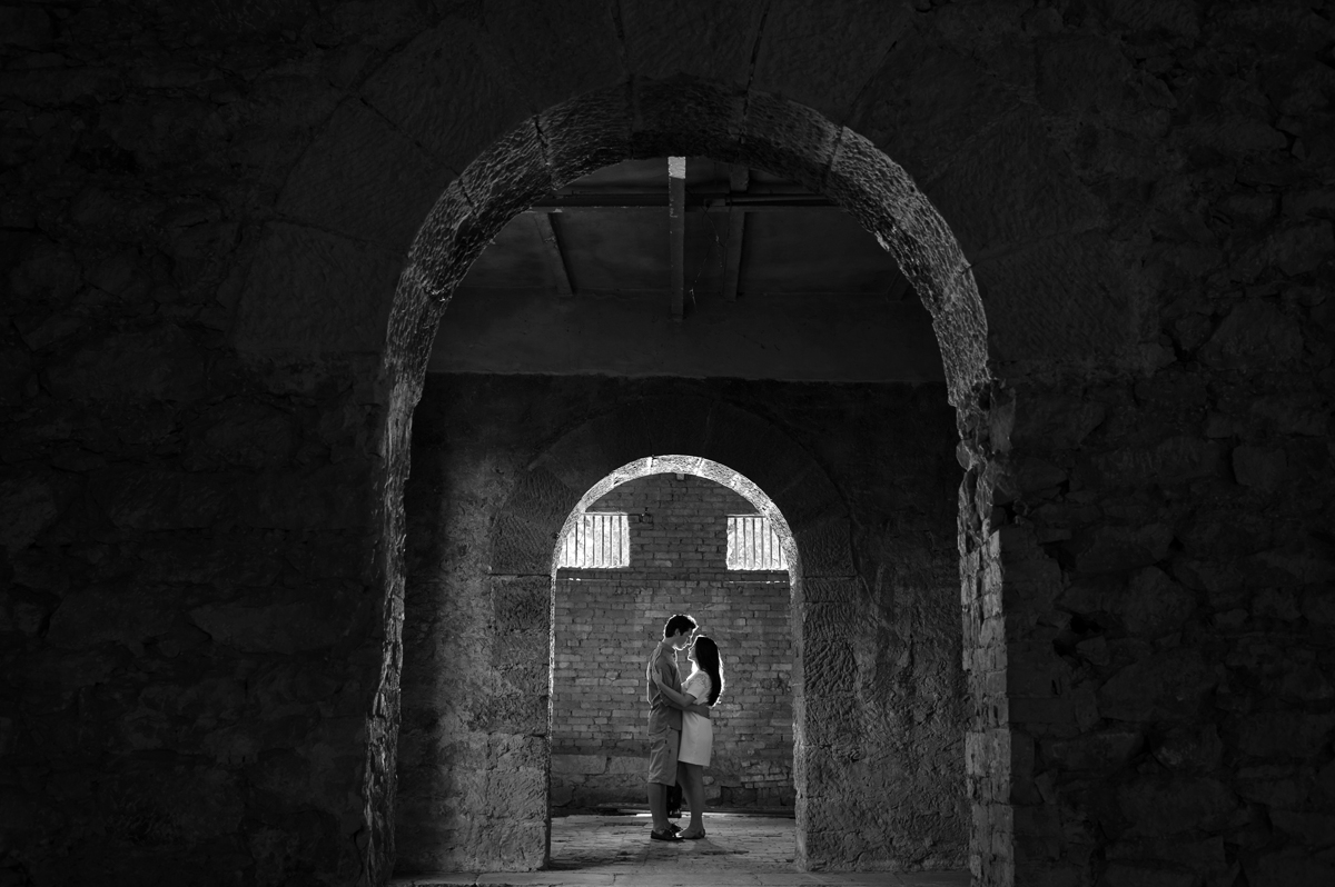 casal dos noivos sob os arcos