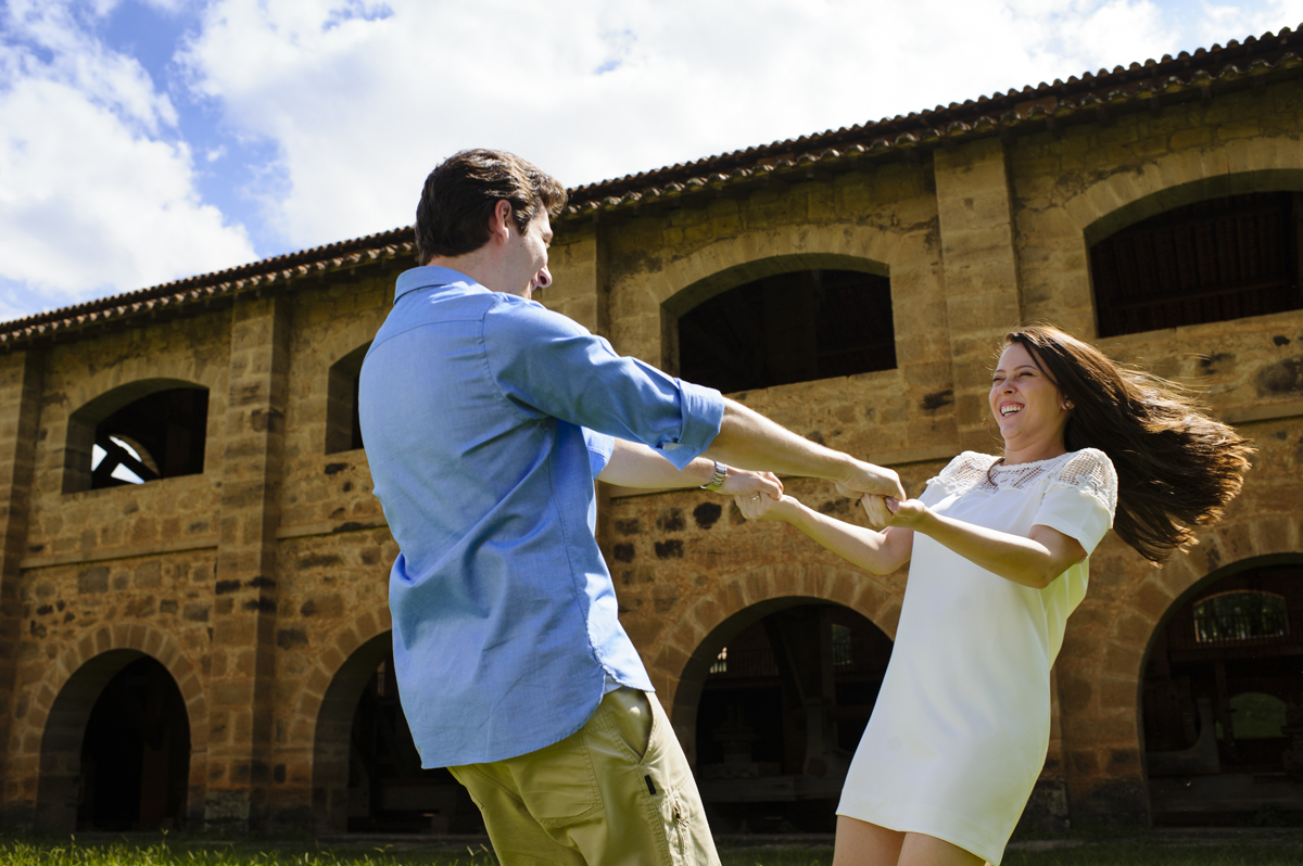casal de noivos girando para foto