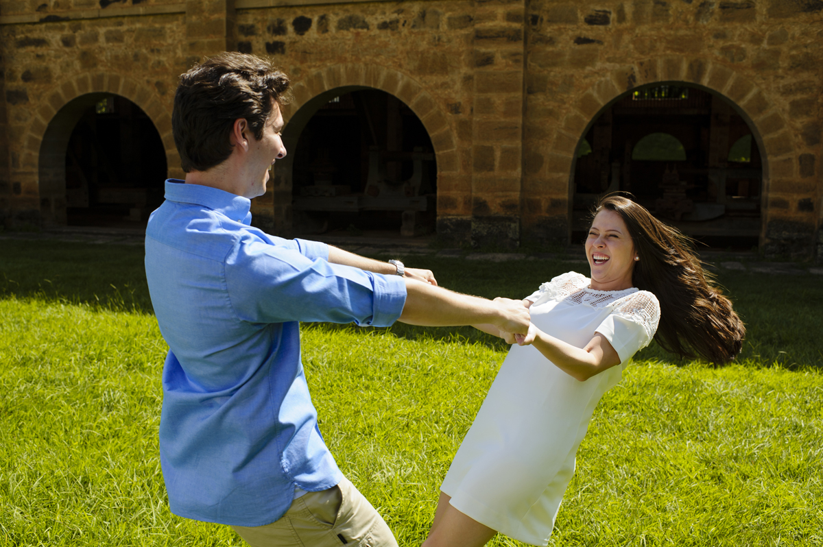 noivos brincando para ensaio de fotos