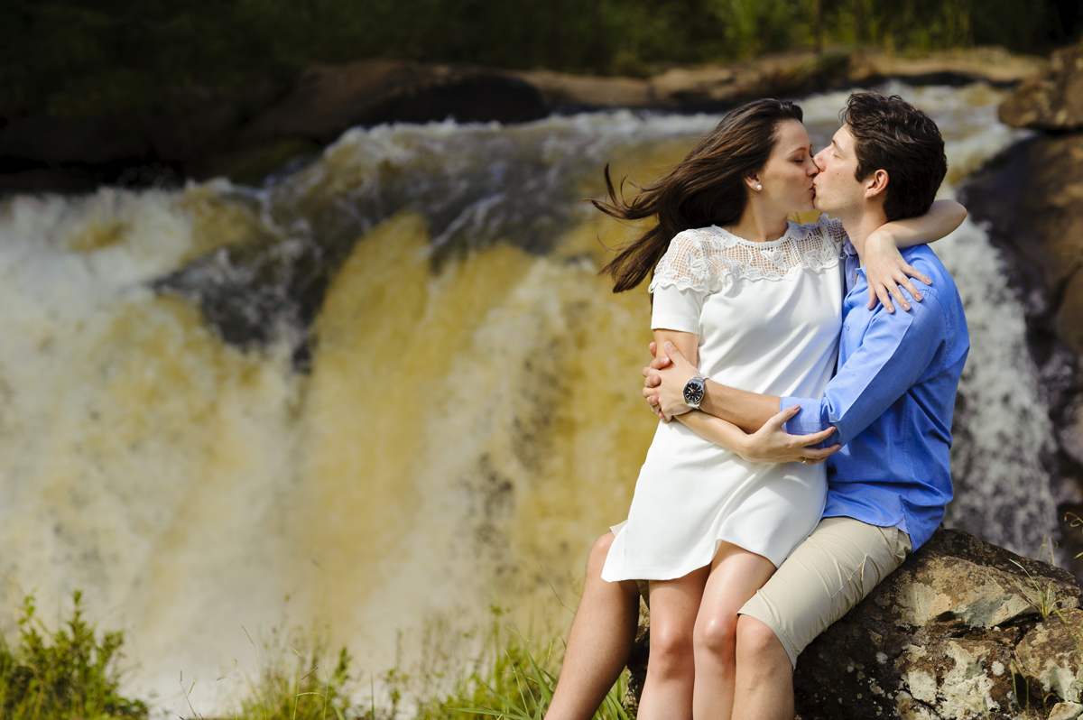 noivos se beijam frente a cachoeira
