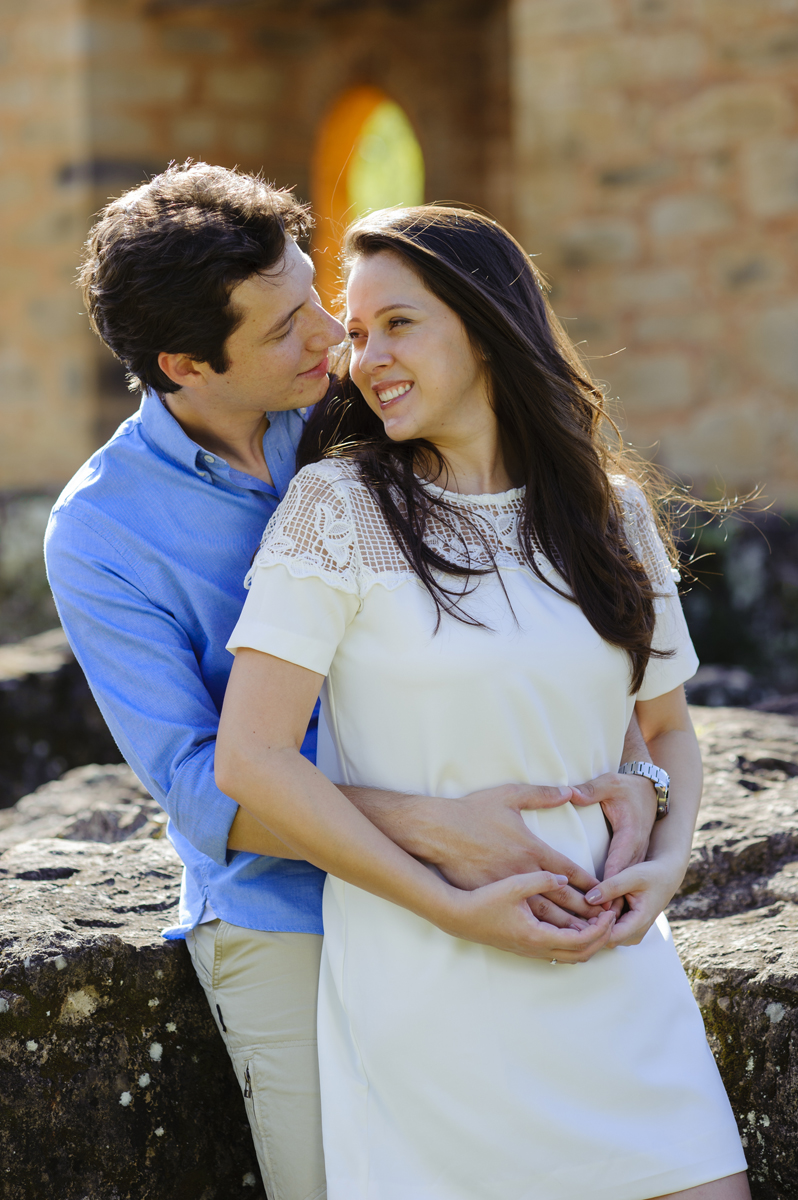 noivos se abraçam para namorar