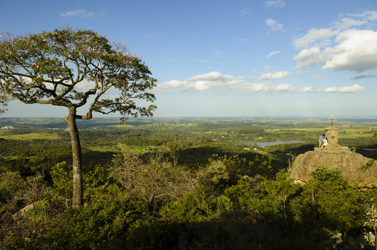 noivos em paisagem incrível