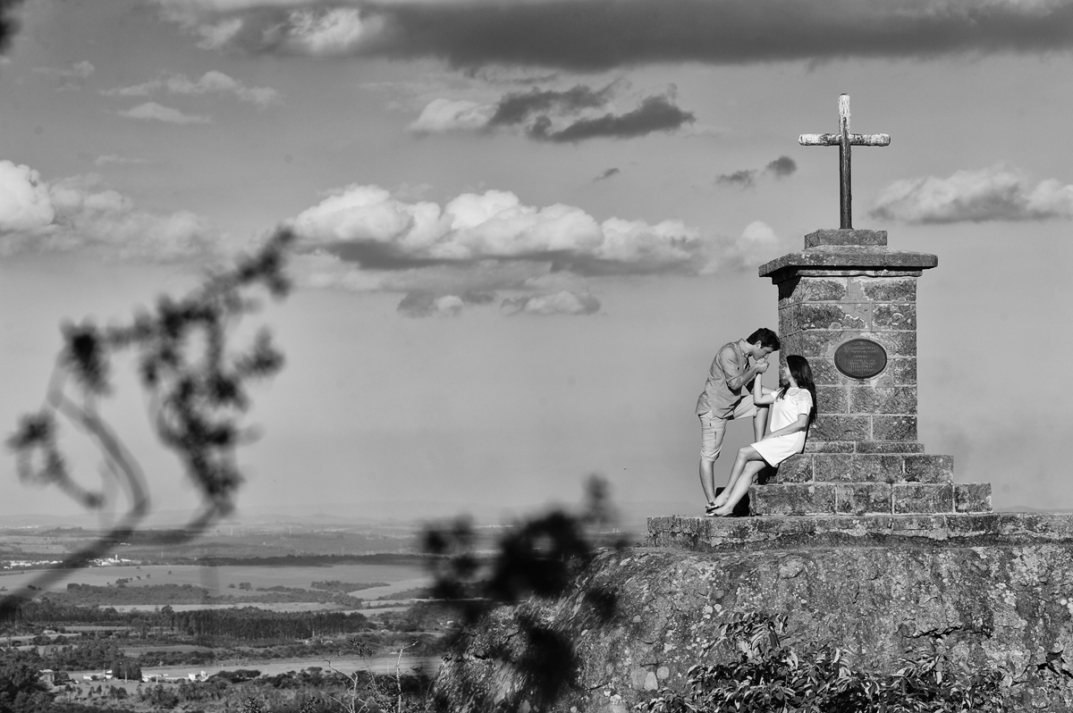 foto dos noivos sob o cruzeiro