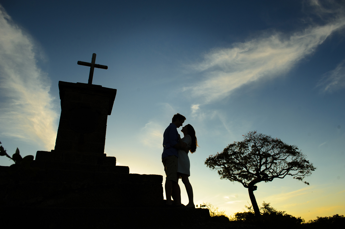 silhueta dos noivos em paisagem incrível