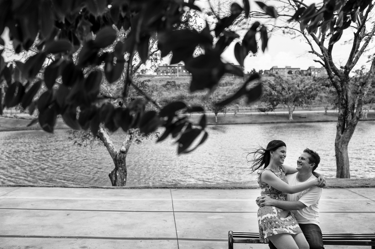 descontração do casal no banco