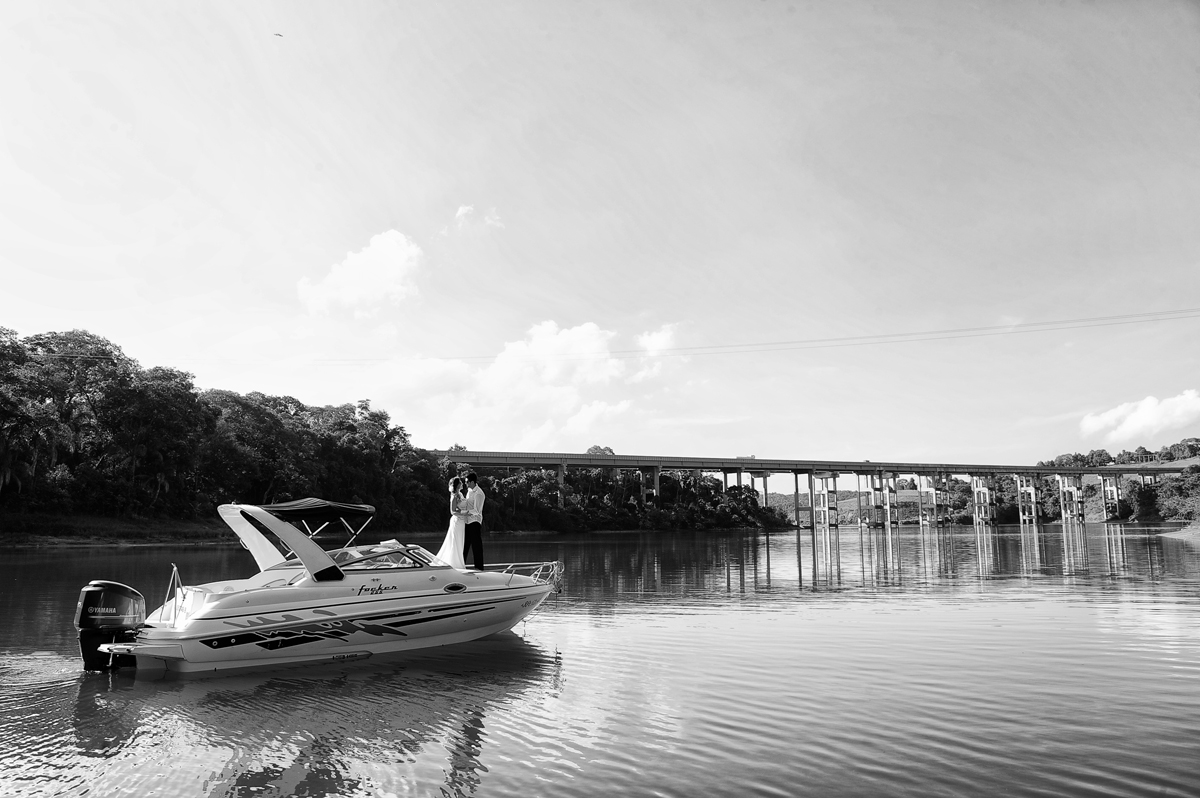 Noivos andam de lancha