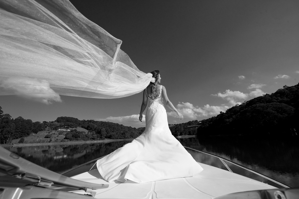 noivana troa da lancha com o vento no véu