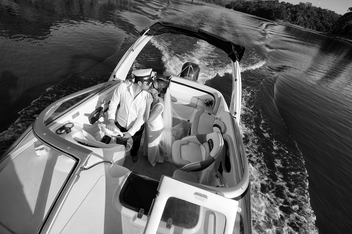 Noivo marinheiro leva noiva para passeio