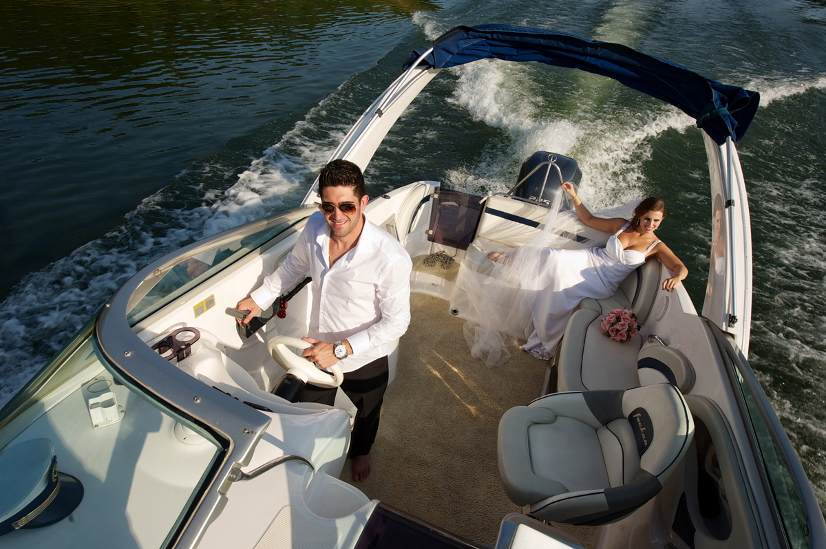 Noivos aproveitam a represa