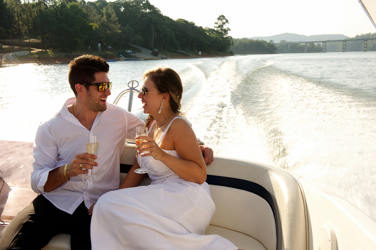 brinde dos noivos na lancha
