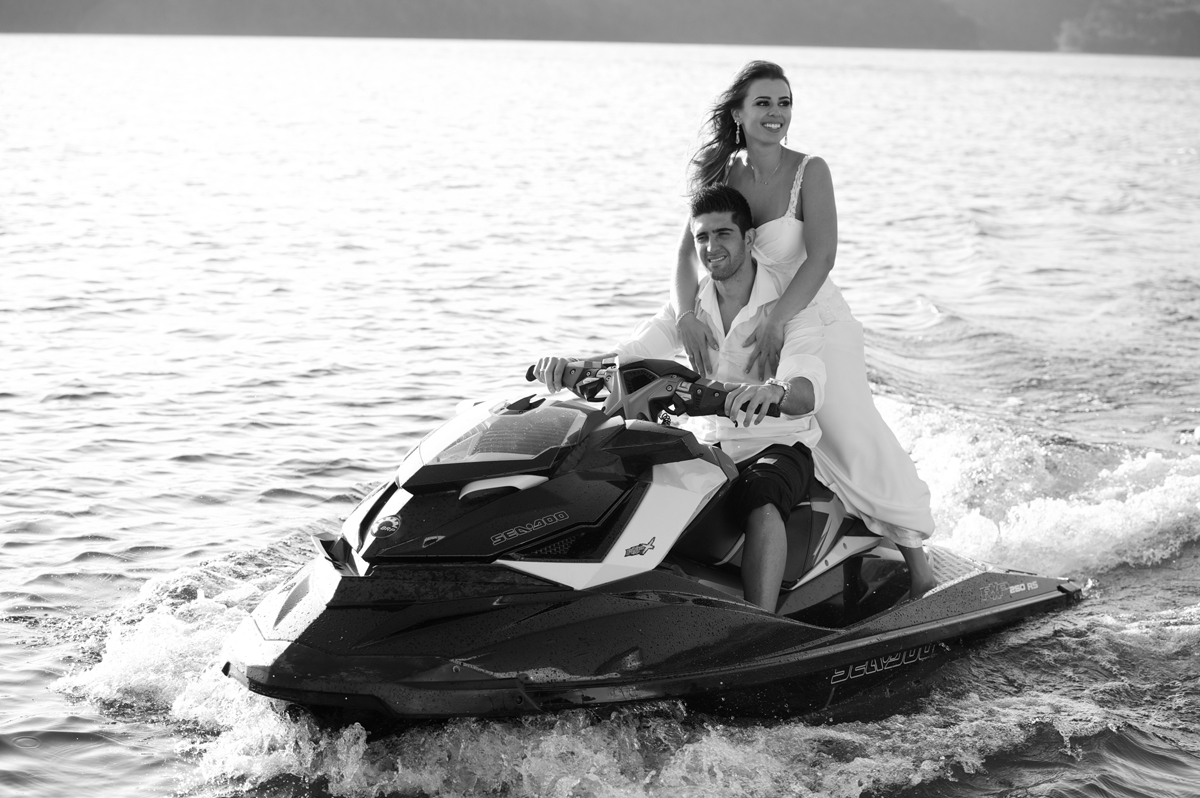 noiva chega de jet no casamento