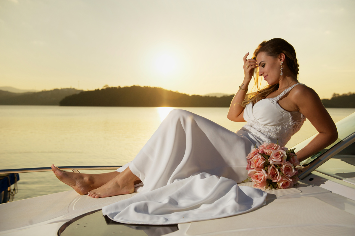 noiva descansa na lancha