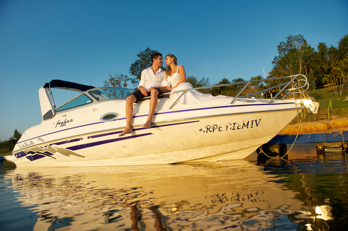 noivos andam de lancha