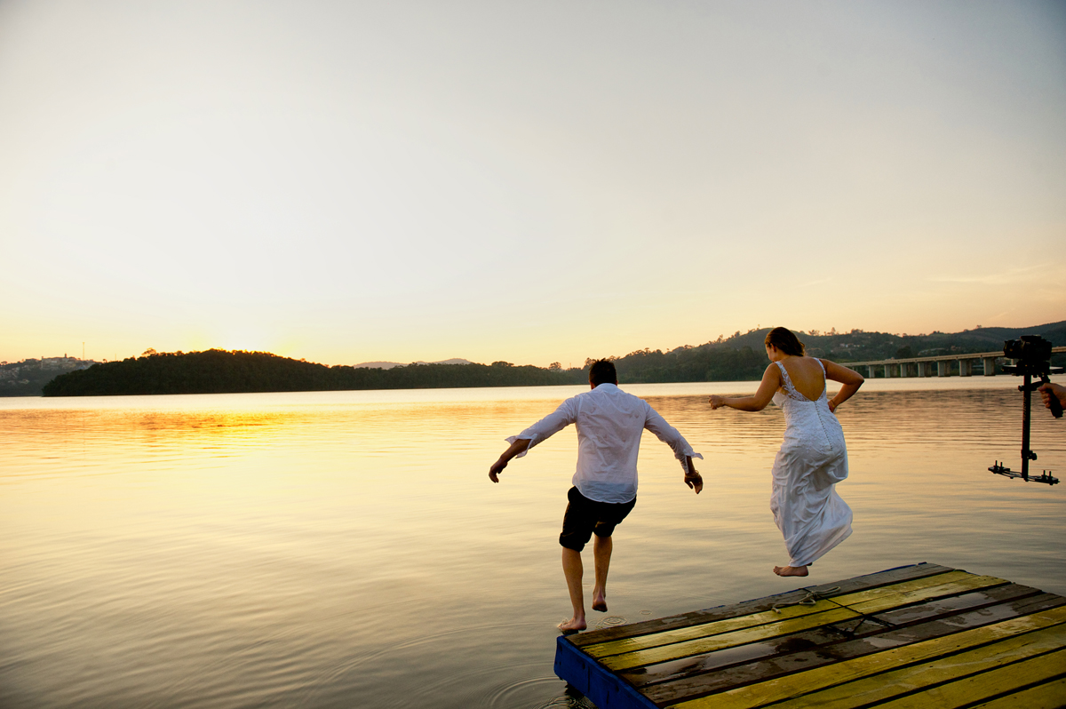 noivos pulam na água gelada