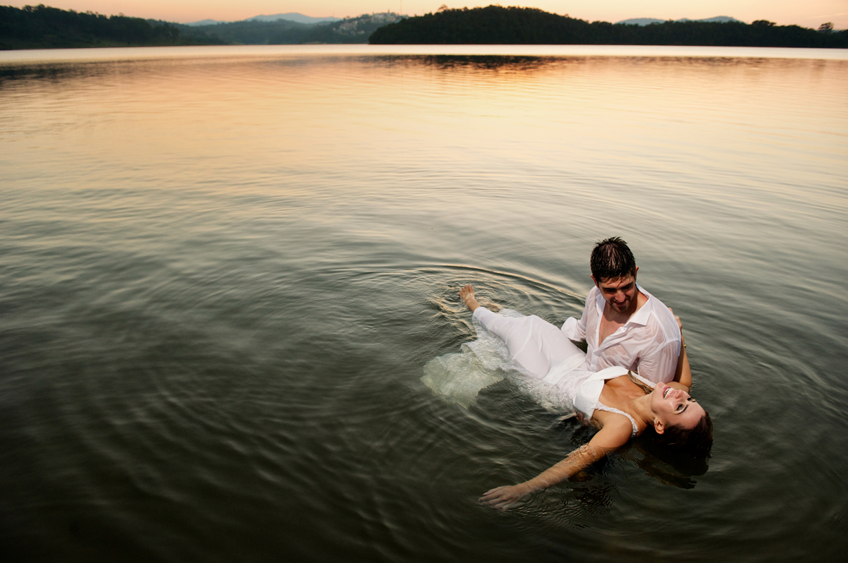 linda noiva boiando na agua gelada