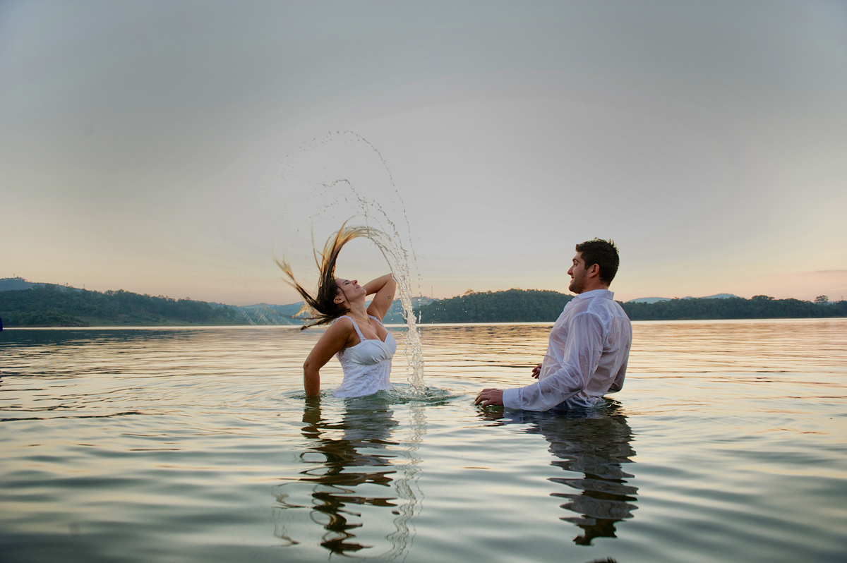 noiva espirra agua do cabelo