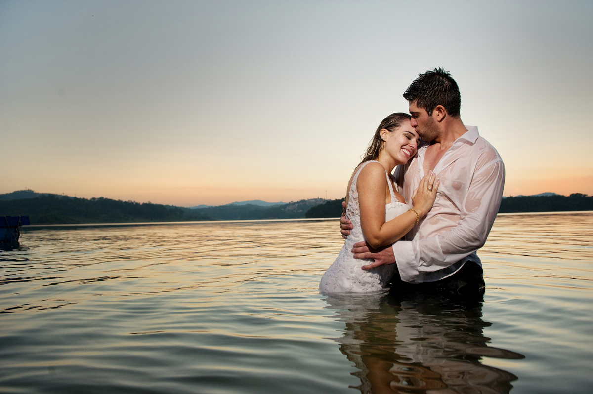 noivos demonstram o carinho no final do ensaio