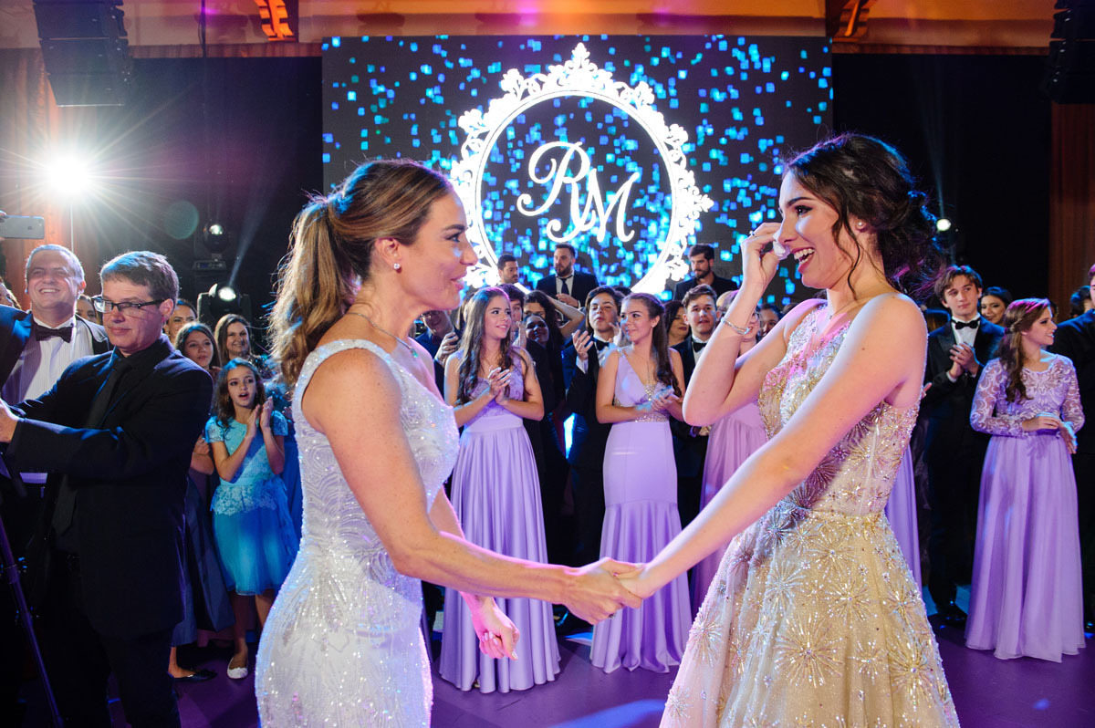 mãe e debutante choram