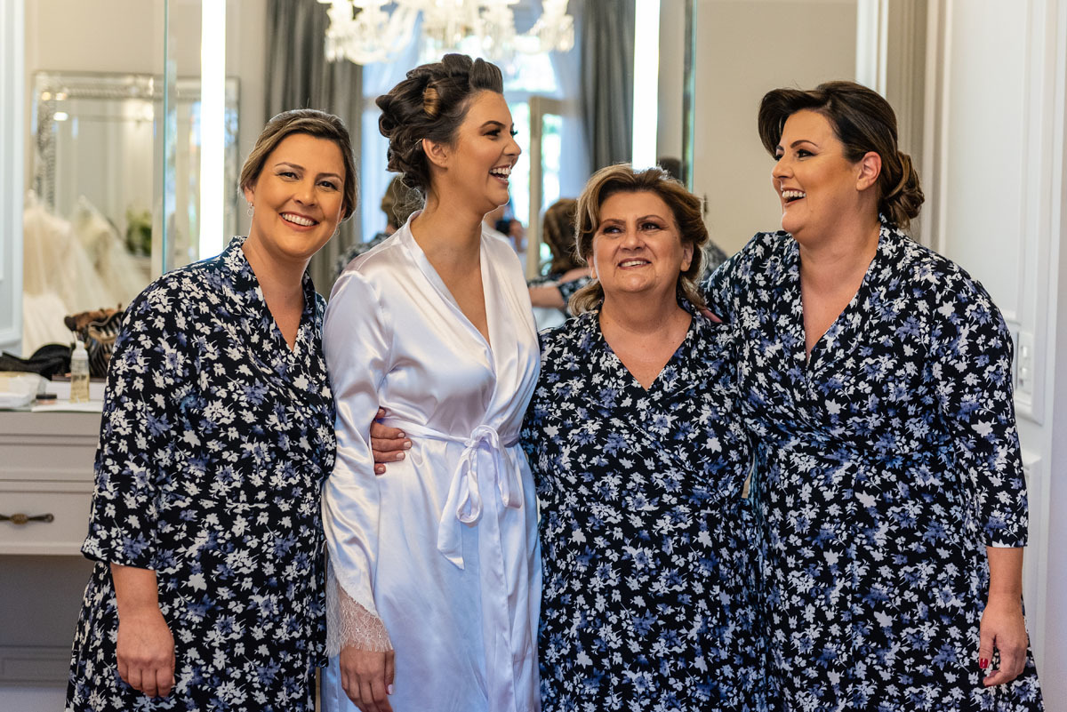 noiva , mãe e irmãs na maquiagem