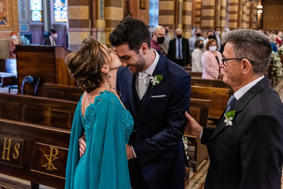 beijo da mãe do noivo