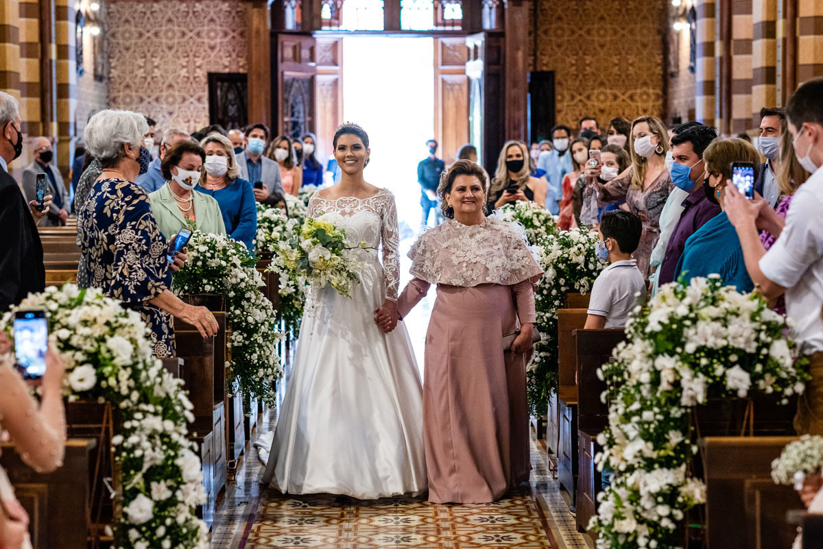 entrada da noiva com a mãe