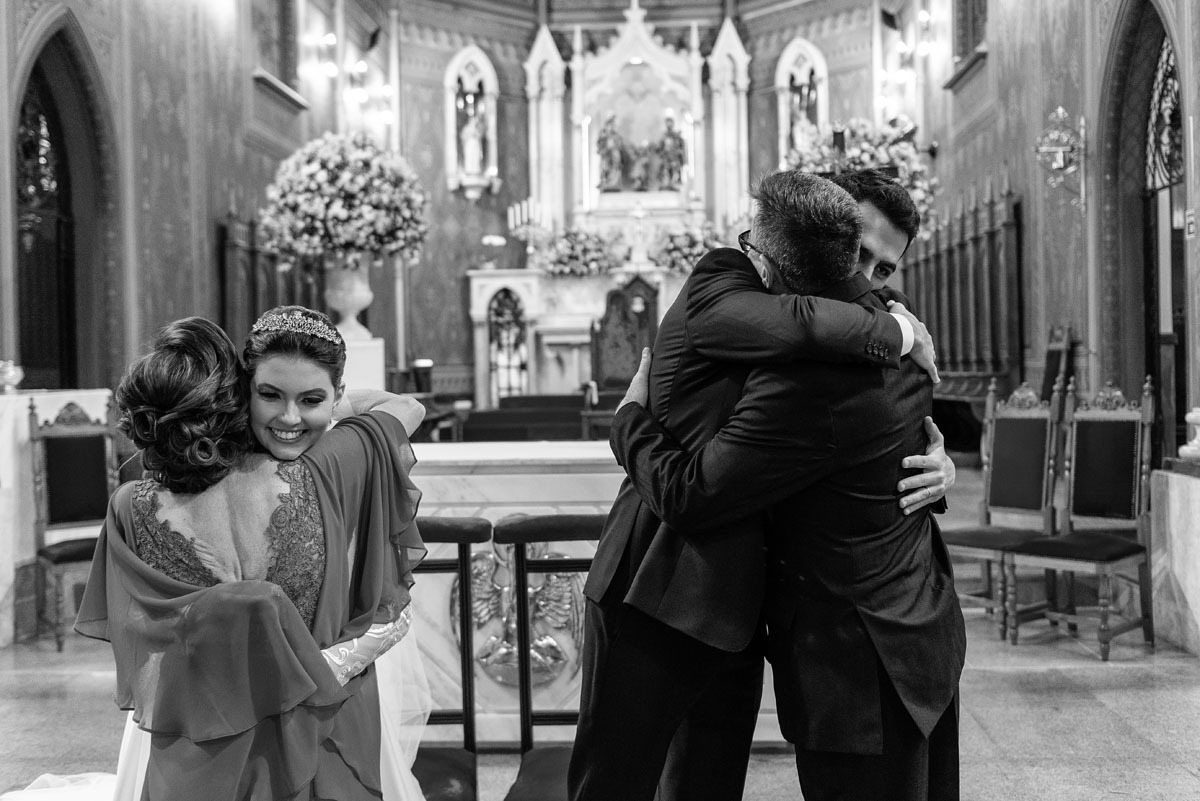 noivos abraçam os pais