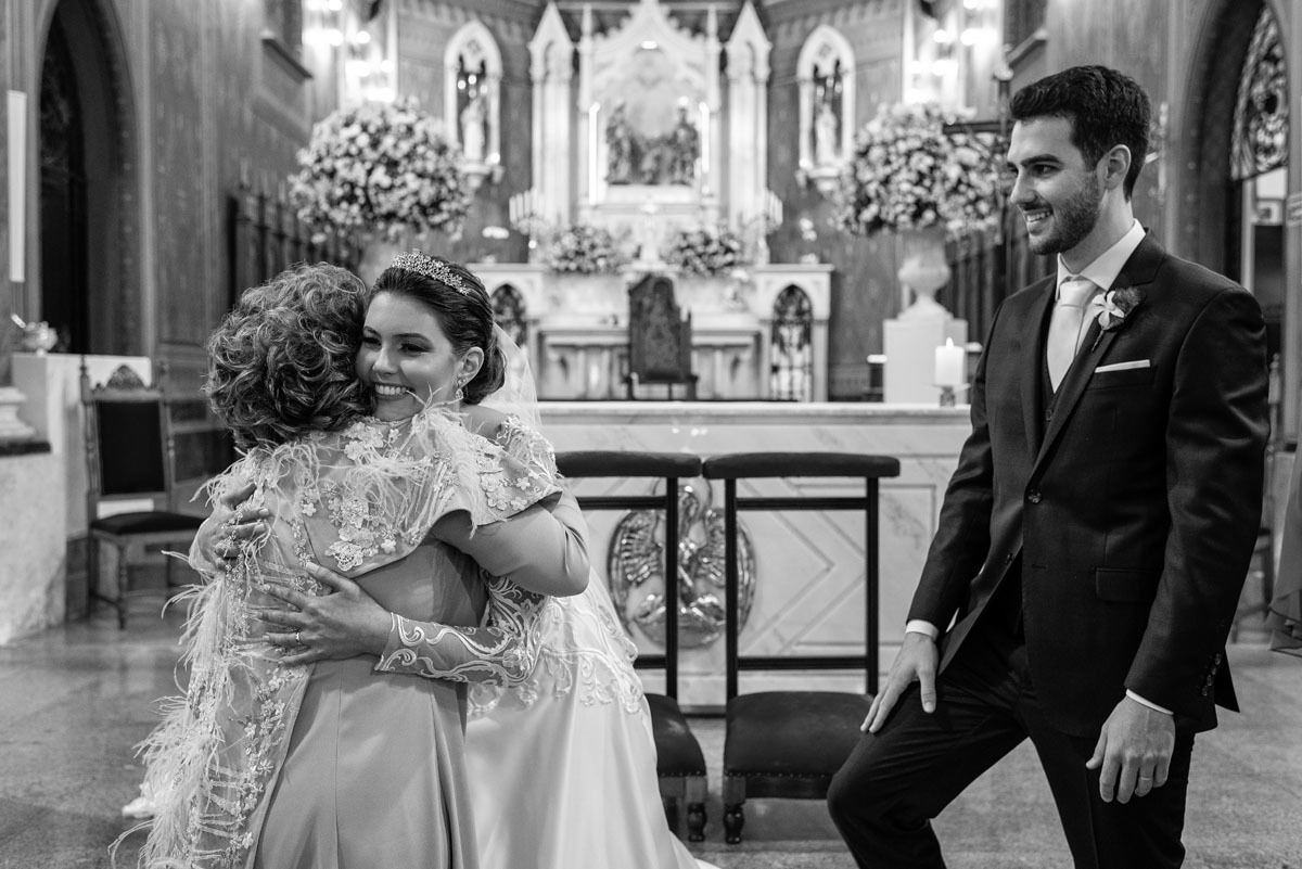 noivos abraçam a mãe