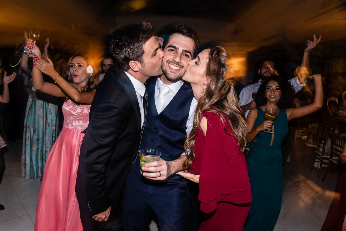 pai e irmã beija noivo