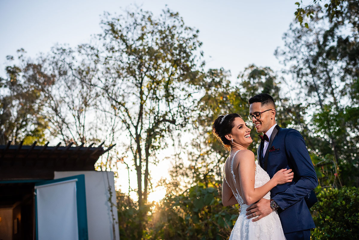fotos dos noivos ao entardecer no alto das palmeiras